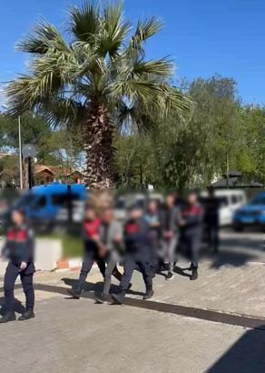 33 bin lirasını gasbettikleri kişiyi benzin döküp yakmak istediler; 2 tutuklama