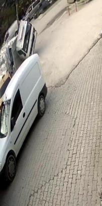 Çeltik yüklü kamyonetin devrildiği anlar kamerada