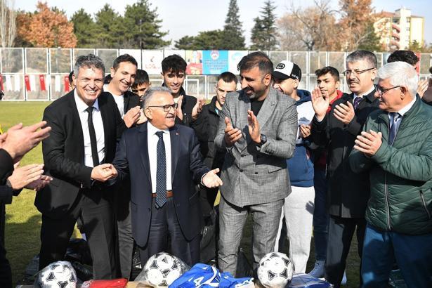 Kayseri Büyükşehir Belediyesi, amatör spor kulüplerine malzeme dağıtımı gerçekleştirecek