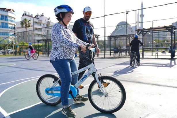 50 yaşında bisiklet sürmeyi öğreniyorlar
