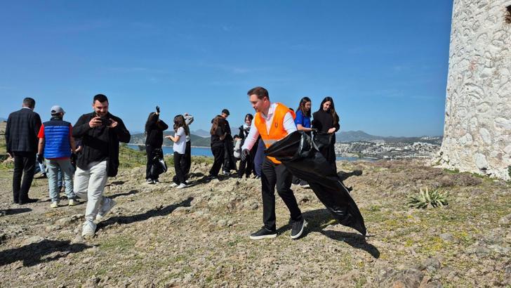 Bodrum'da turizmciler tarihi noktaları temizledi