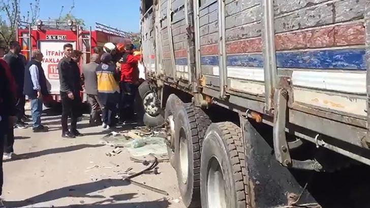 2 TIR kafa kafaya çarpıştı; 1'i ağır 2 yaralı