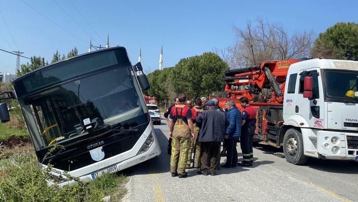 Yolcu otobüsü vinçle çıkarıldı, araçta sıkışan sürücü kurtarıldı