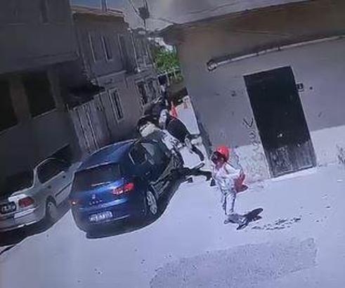 Motosiklet ile otomobilin çarpıştığı kazada 2 kişi yaralandı, 1 çocuk şans eseri kurtuldu; olay anı kamerada