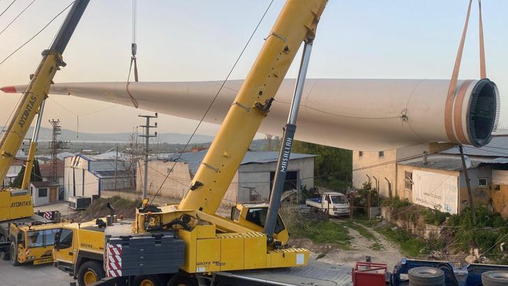 Çanakkale rüzgar türbini pervanesi taşıyan TIR devrildi (2)