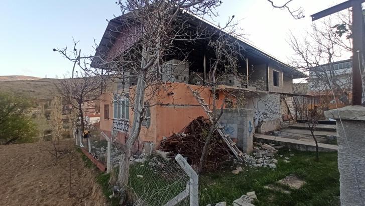 Tek katlı evin duvarını onarırken dengesini kaybedip zemine düştü