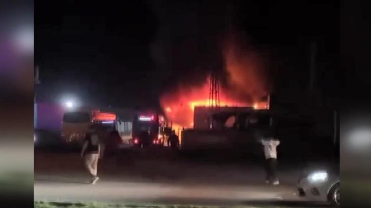 Park halindeki minibüste çıkan yangın oto tamir dükkanına sıçradı