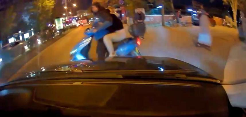 Otomobilin yaya geçidinde çarptığı motosikletteki 2 kişi yaralandı; kaza kamerada