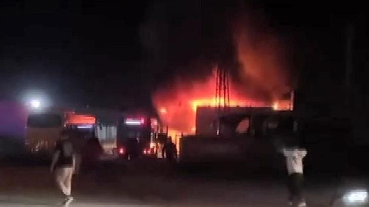 Park halindeki minibüste çıkan yangın oto tamir dükkanına sıçradı