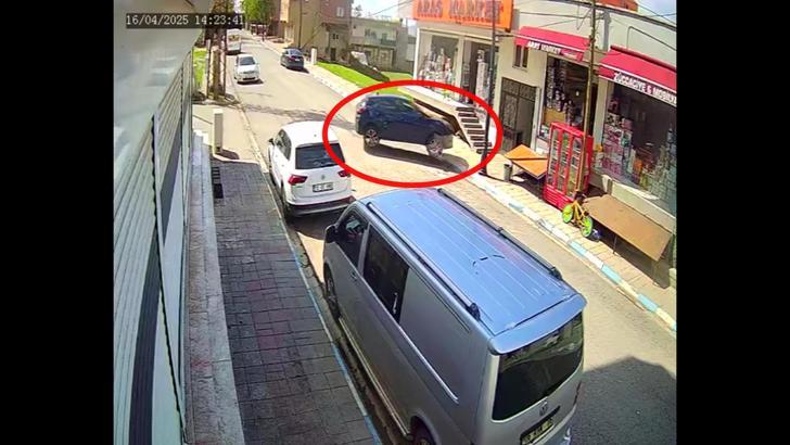 Otomobilin binaya girdiği kaza kamerada