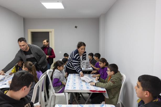 Mersin’de LGS’ye hazırlanan öğrencilere yemek ikramı