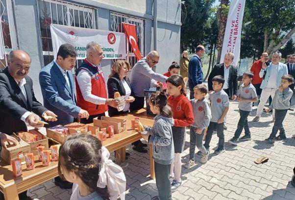 Hatay’da 200 öğrenciye balık ekmek ikram edildi