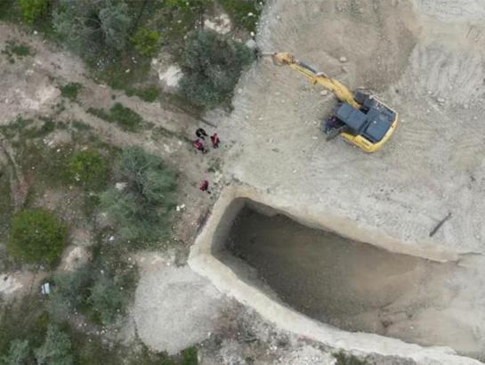 İş makinesiyle define arayan 2 şüpheli suçüstü yakalandı