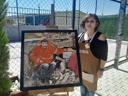 Hataylı mozaik ustası, konteyner atölyesinde depremi tablolarına nakşediyor