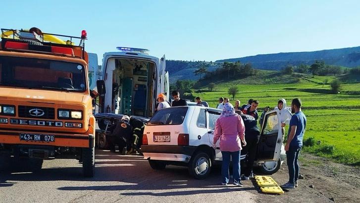 Kütahya’da iki otomobil çarpıştı; 3 yaralı