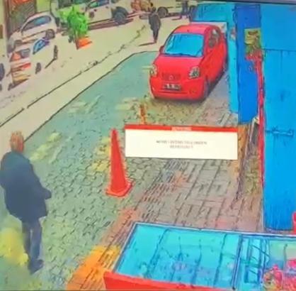İstanbul - Beyoğlu’nda yolda yürürken kalp krizi geçirip hayatını kaybetti; o anlar kamerada