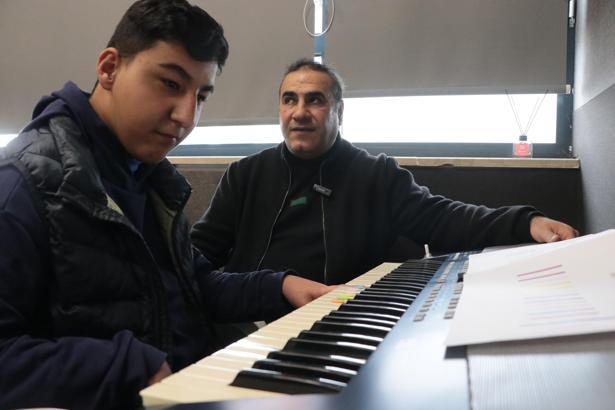 Görme engelli müzik öğretmeni, kendisi gibi özel öğrencilere ders veriyor