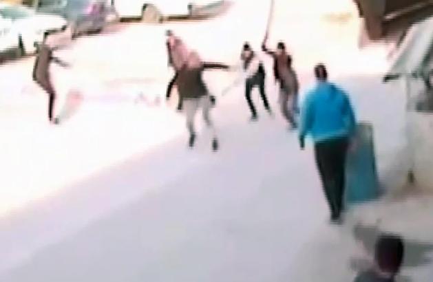 Taşlı sopalı 'aracıma çarptın' kavgası; 1 ölü, 2 yaralı