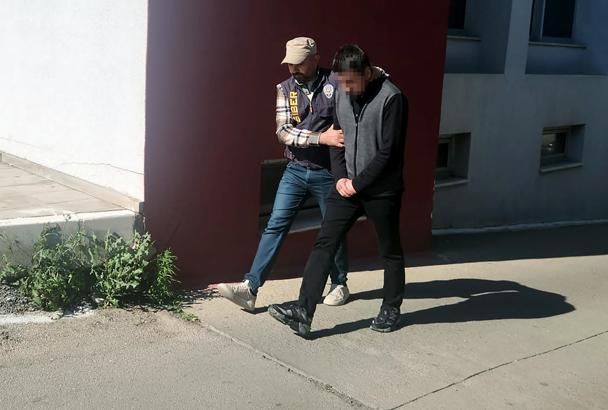 ABD'deki çetenin lideri olduğu iddiasıyla Adana'da yakalandı; suç deliline rastlanmayınca serbest kaldı