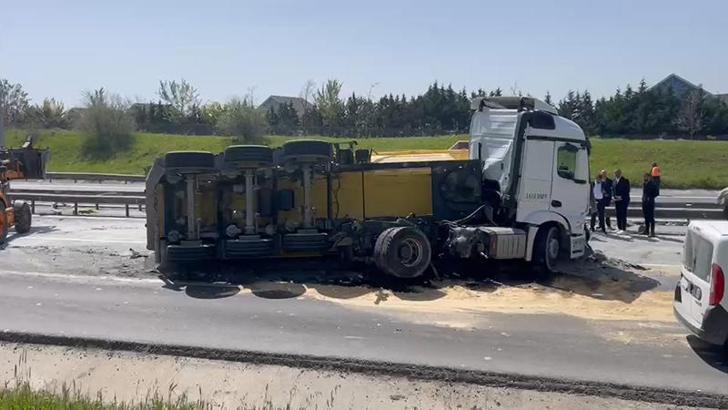 Büyükçekmece TEM Otoyolu'nda otobüsle hafriyat kamyonu çarpıştı: Yol 3 saat kapalı kaldı