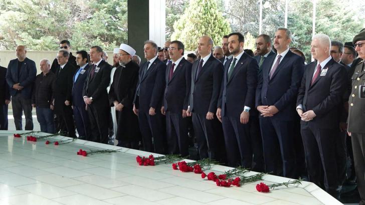 İstanbul - 8'inci Cumhurbaşkanı Turgut Özal mezarı başında anıldı