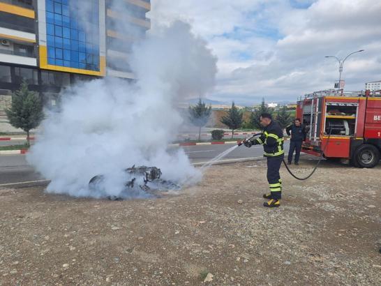 Siirt’te seyir halindeyken alev alan motosiklet yandı
