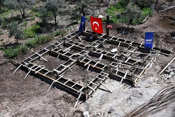 Depremzedeler için ahır ve samanlıkların temeli atıldı