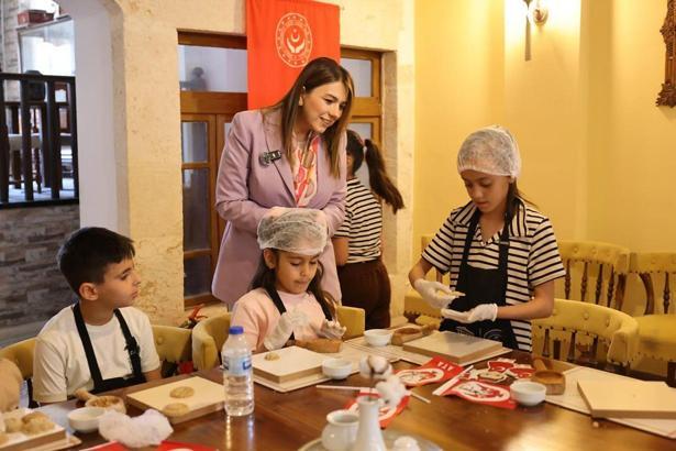 Hataylı depremzede yetimler kömbe yaptı