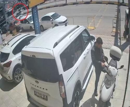 Yayalara otomobil çarptı; 1 ölü, 1 ağır yaralı