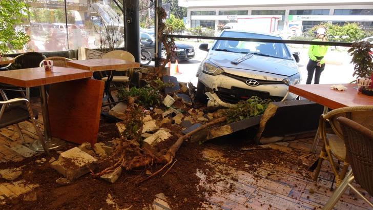 Aracın sıkıştırdığı otomobil pastane duvarına çarparak durabildi