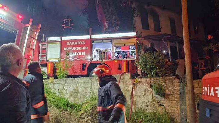 Evde çıkan yangında yatalak kadını komşuları kurtardı