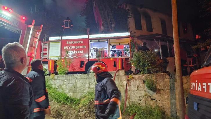 Evde çıkan yangında yatalak kadını komşuları kurtardı