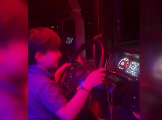 7 yaşındaki oğluna TIR kullandırıp, görüntüleri sosyal medyada paylaştı