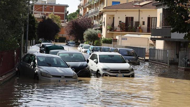 İtalya'da şiddetli yağış sele neden oldu
