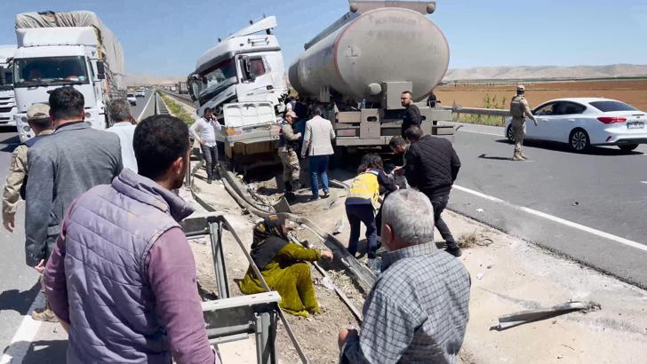 Şanlıurfa’da TIR ile otomobil çarpıştı: 4 yaralı