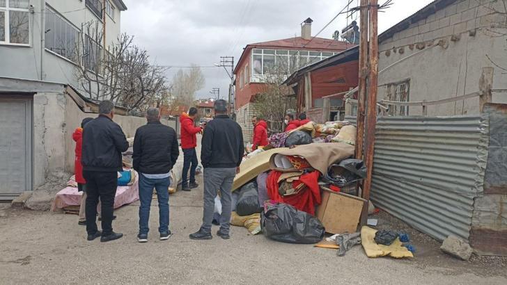 Van'da kötü koku yayılan evden 10 ton çöp çıktı