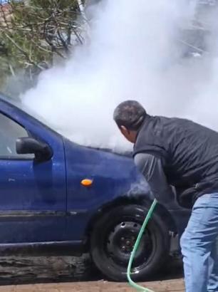 Elazığ’da park halindeki otomobil yandı