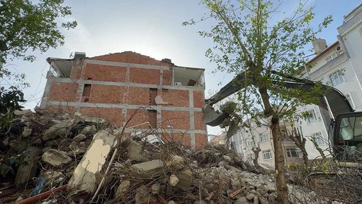 Avcılar’da yıkım sırasında yan binanın duvarı olmayan 2 odası ortaya çıktı