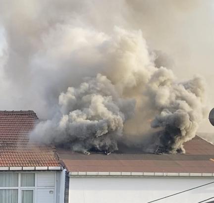 4 katlı binanın çatı katında yangın