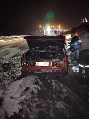 Tarsus'ta seyir halinde alev alan otomobil kullanılamaz hale geldi