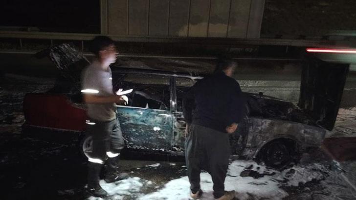 Tarsus'ta seyir halinde alev alan otomobil kullanılamaz hale geldi