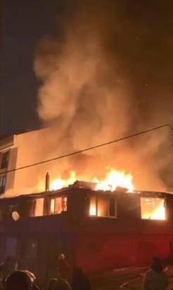 İstanbul- Gaziosmanpaşa'da, metruk evde çıkan yangın yandaki binaya sıçradı: 'Bu beşinci yanışı'