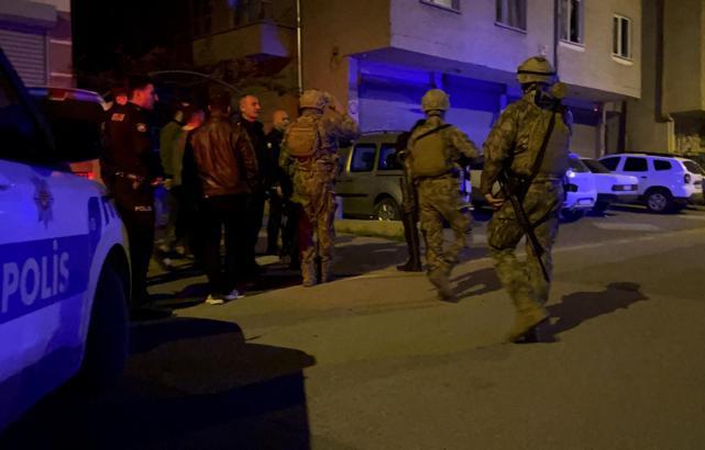 Balkondan tüfekle havaya ateşe açıp kendini eve kilitledi