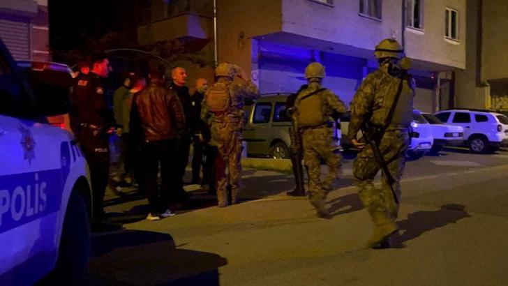 Balkondan tüfekle havaya ateşe açıp, kendini eve kilitledi