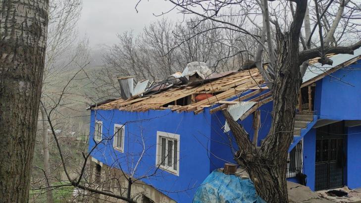 Çatak’taki fırtınanın bilançosu: 50’den fazla evin çatısı uçtu, 100’ün üzerinde ağaç devrildi