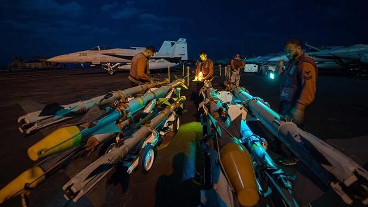 ABD, Yemen'de bir limanı vurdu: 38 ölü