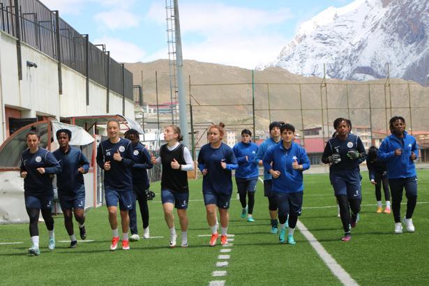 Hakkarigücü Kadın Futbol Takımı, Fenerbahçe maçına bir ilk için çıkıyor