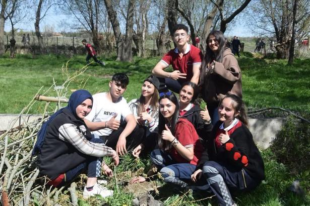 Öğrencilerden ağaçlandırma etkinliği