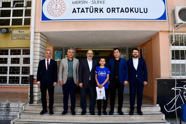 Şiir ve resim yarışmasında dereceye giren öğrenciler ödüllendirildi