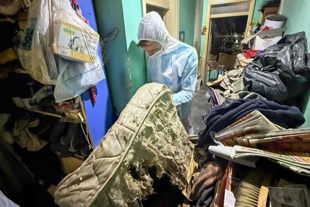 Efeler'de bir çöp ev belediye ekipleri temizleyip, dezenfekte etti